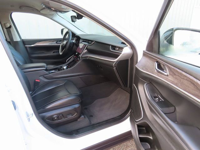 Used 2023 Jeep Grand Cherokee Limited image 28