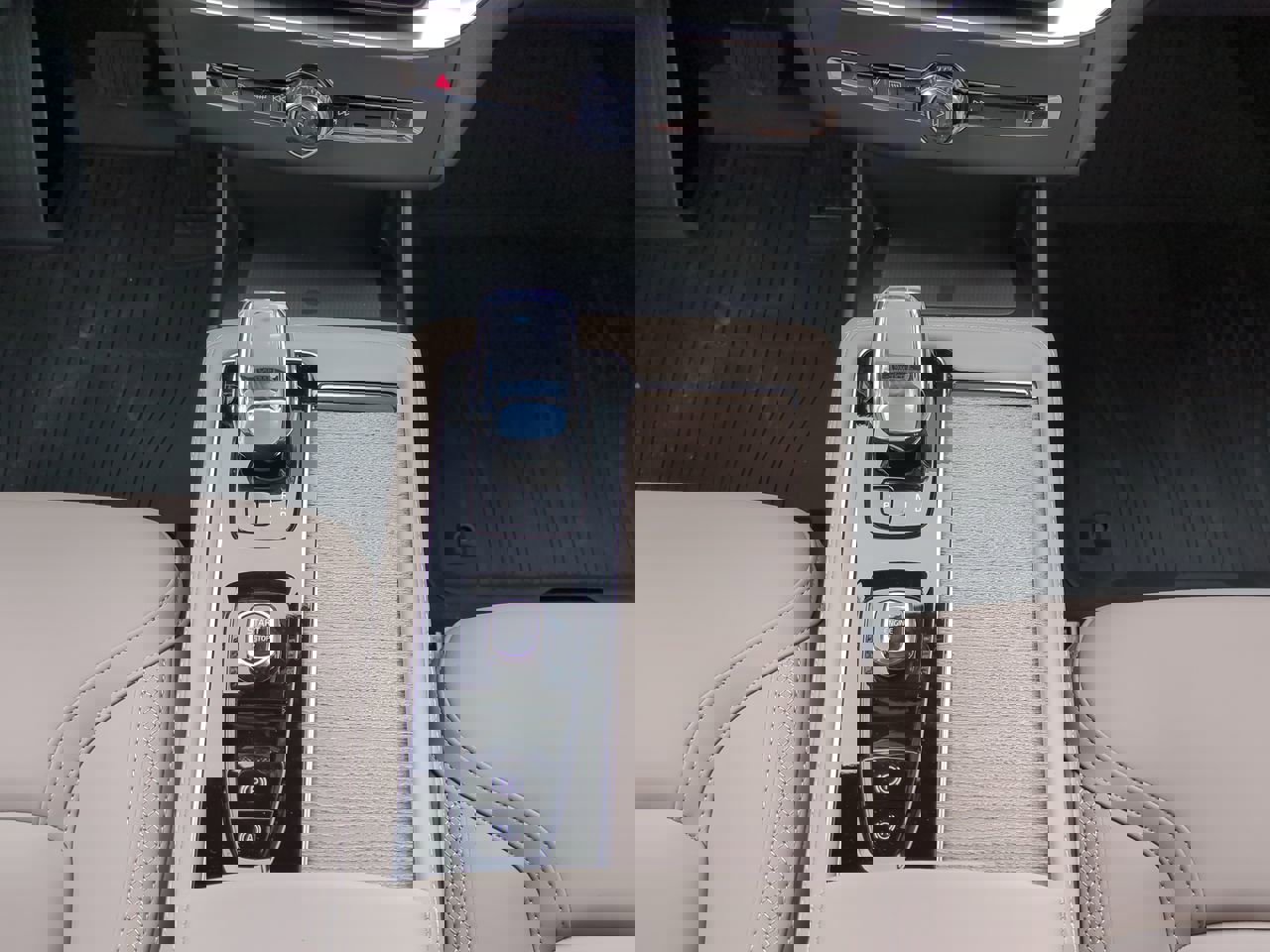 New 2026 Volvo XC90 B6 Plus w/ Protection Package Premier image 17