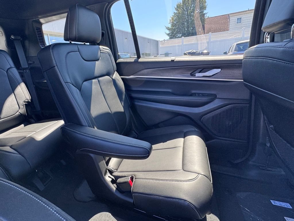 Used 2025 Jeep Grand Cherokee L Limited w/ Luxury Tech Group II AWD/4WD image 22