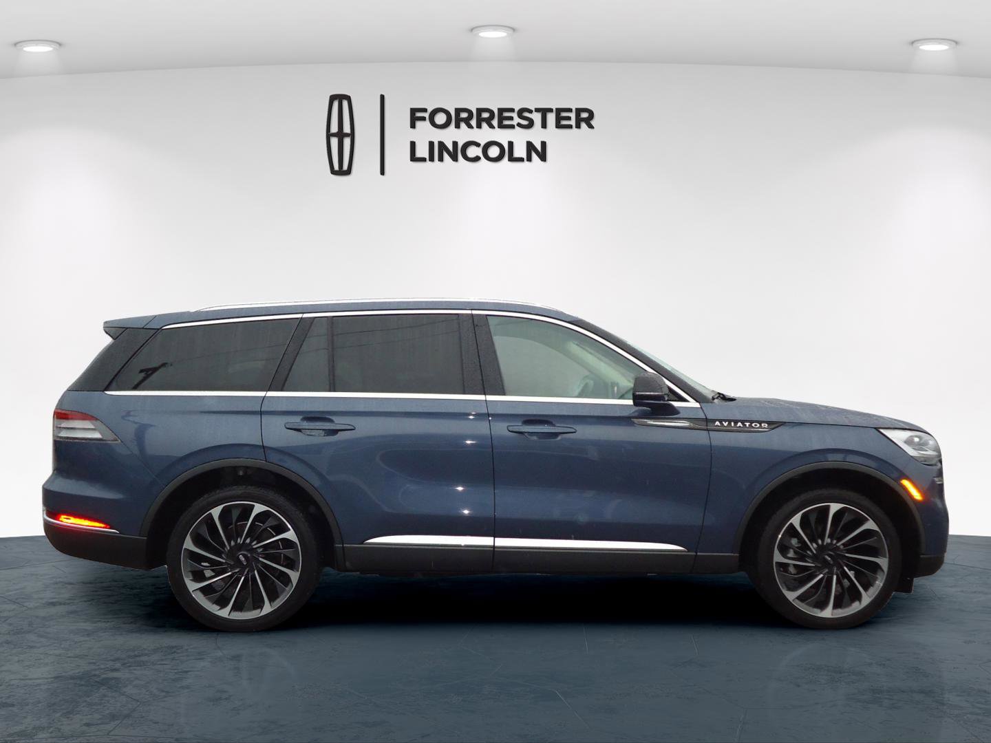 Used 2021 Lincoln Aviator Reserve w/ Equipment Group 202A image 2