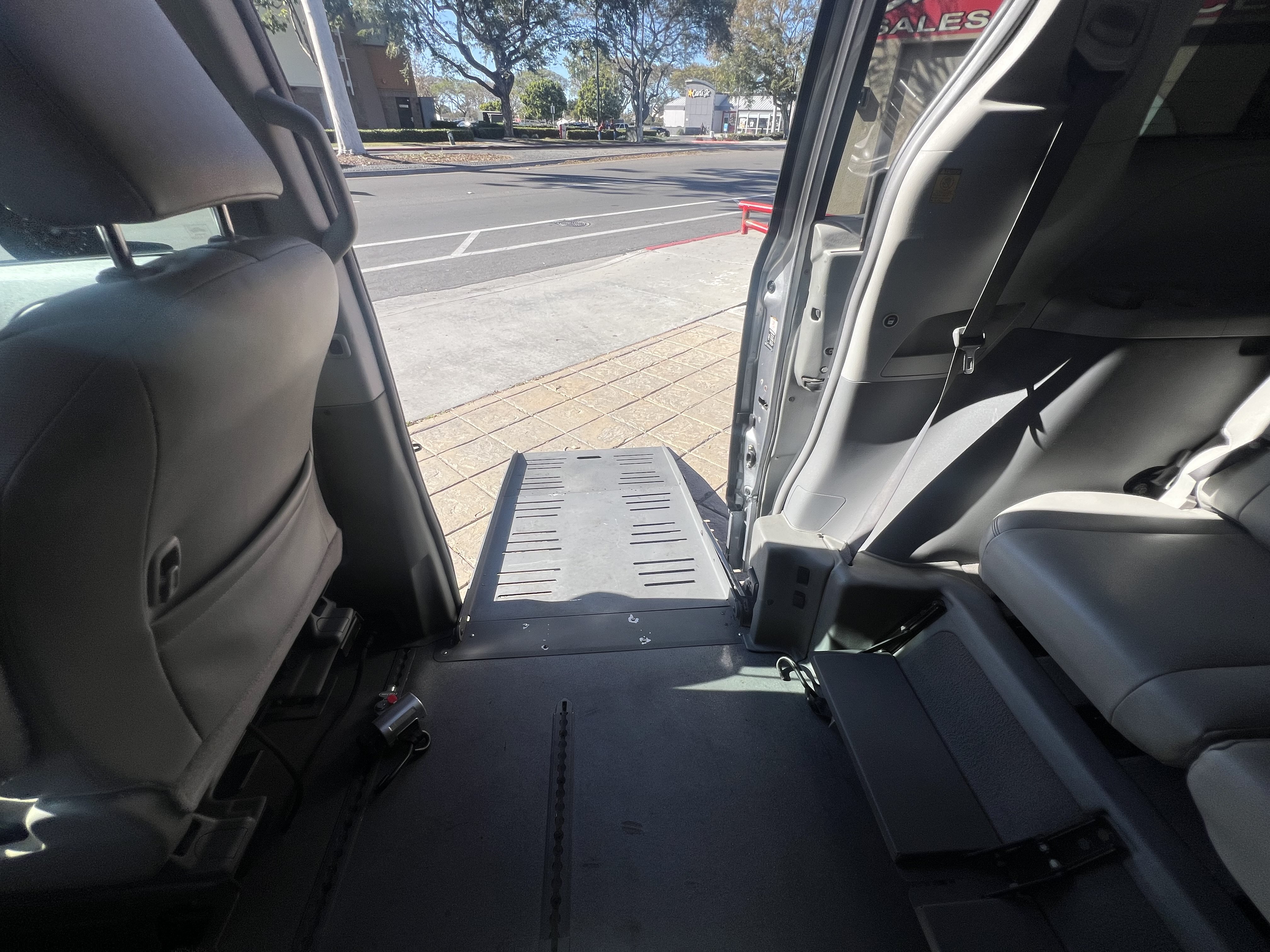 Used 2011 Toyota Sienna XLE FWD image 6