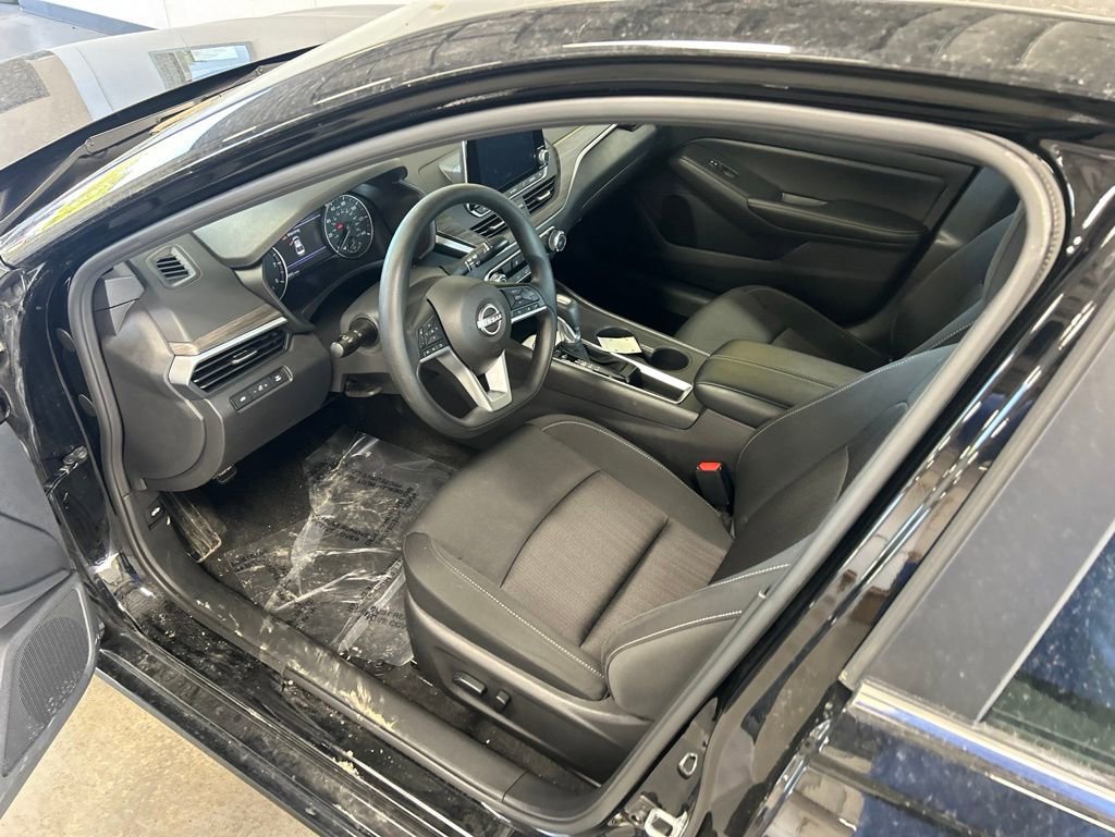 Used 2025 Nissan Altima 2.5 SV FWD image 2