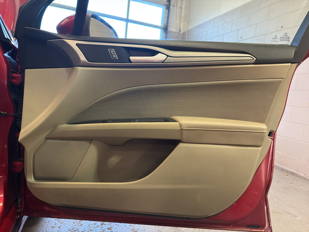 Used 2020 Ford Fusion SE FWD image 22