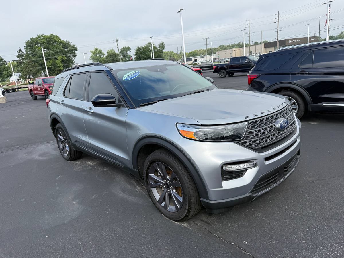 Used 2023 Ford Explorer XLT w/ Equipment Group 202A AWD/4WD image 3
