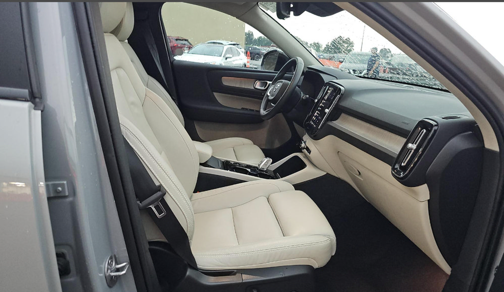 Used 2024 Volvo XC40 B5 Plus w/ Protection Package Premier AWD/4WD image 10