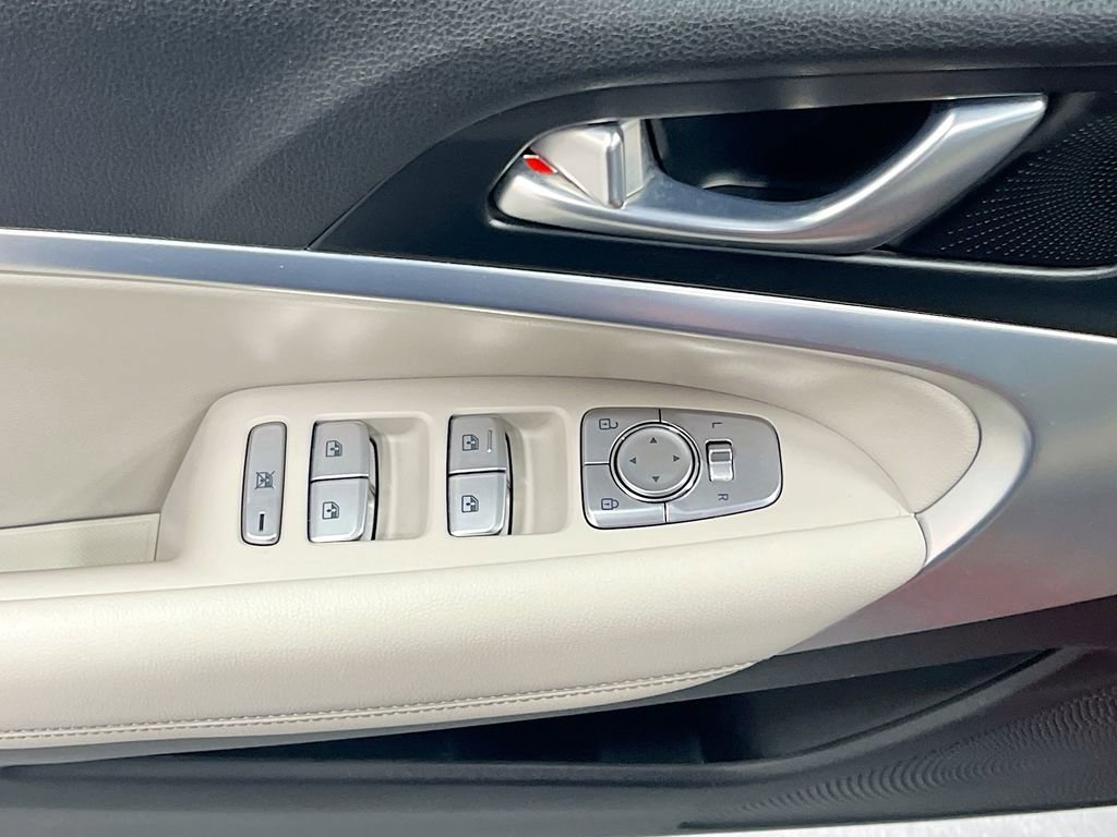 Used 2023 Genesis G70 2.0T image 18