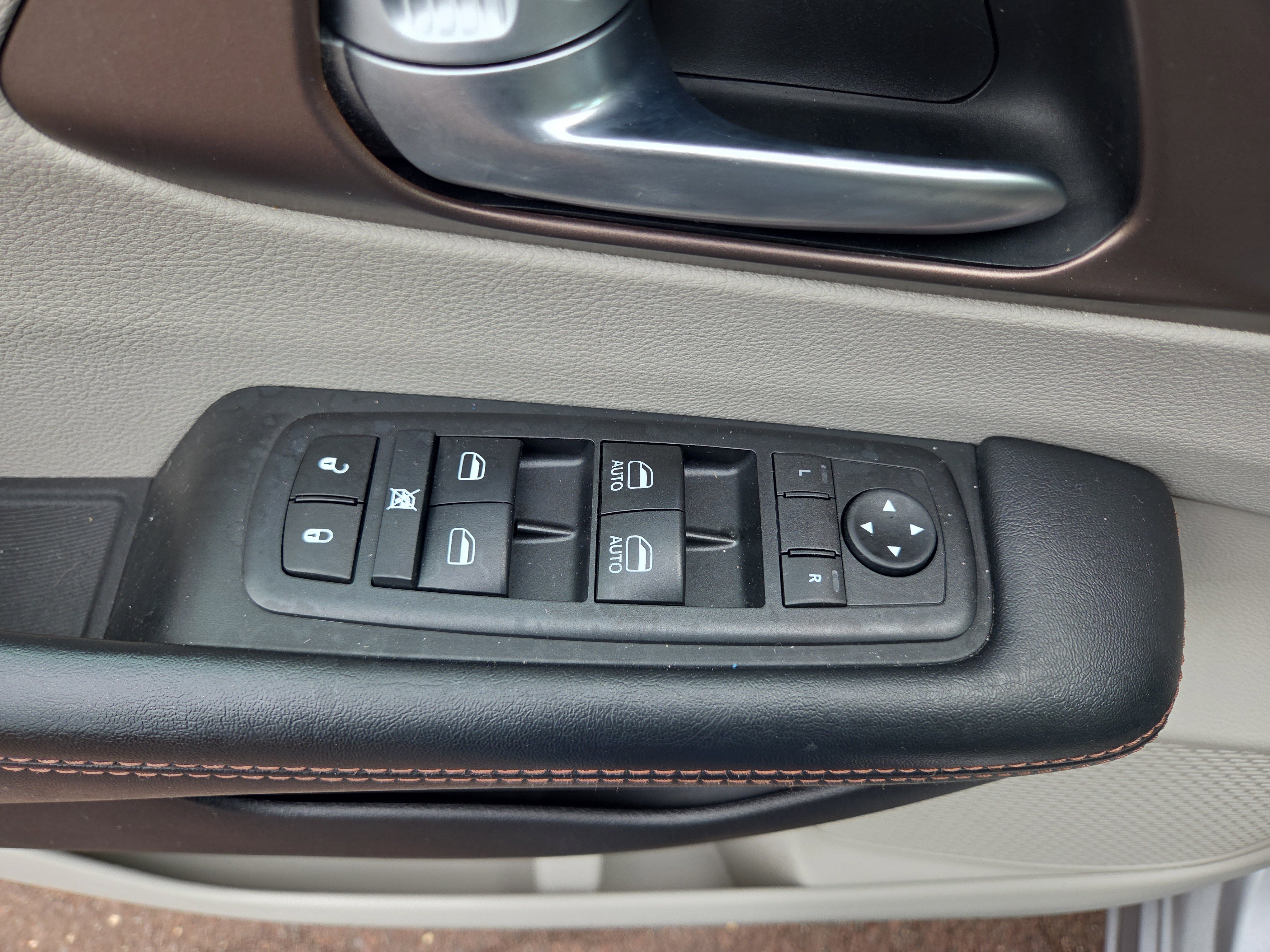 Used 2017 Chrysler Pacifica Touring-L FWD image 28