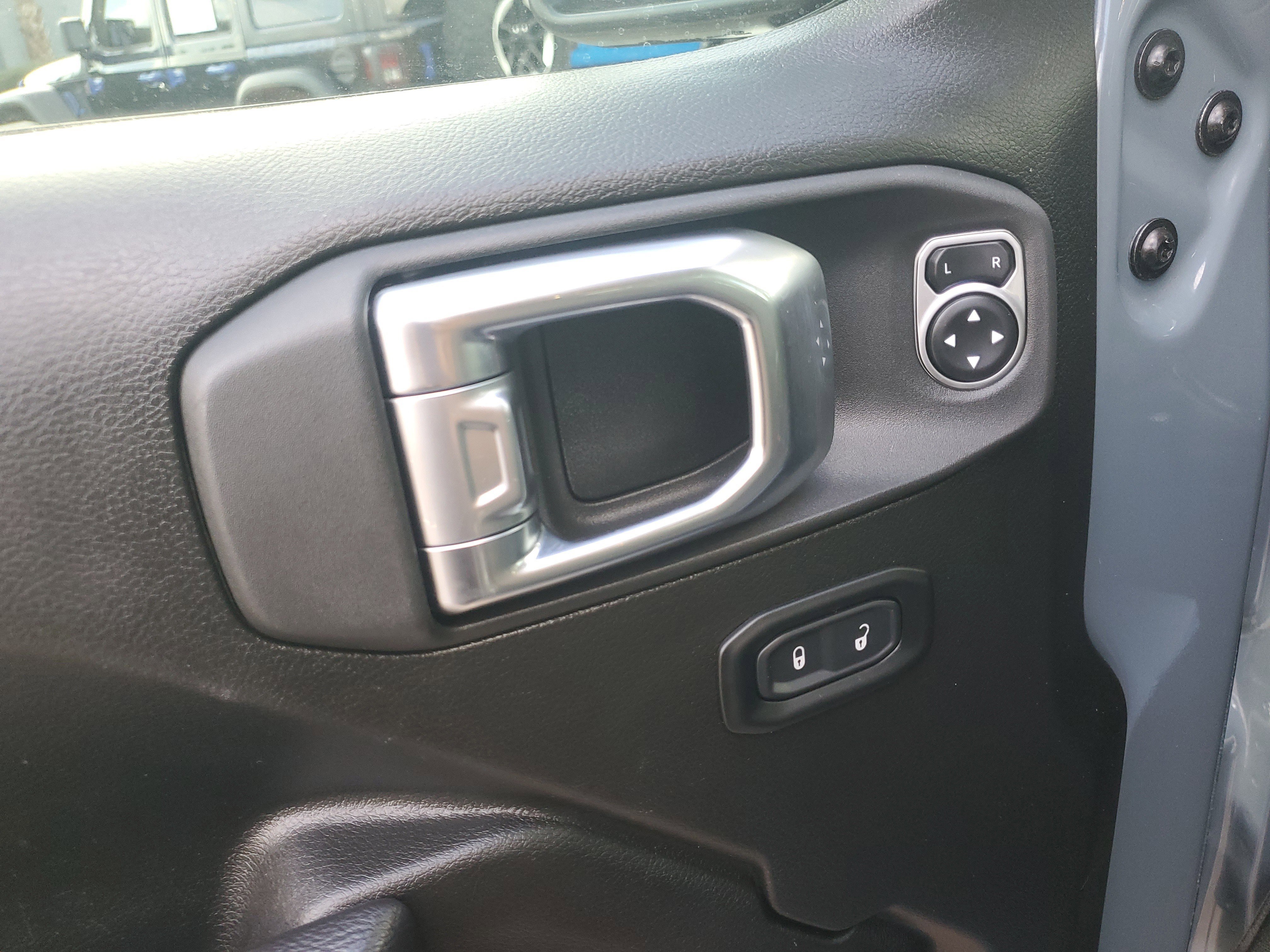 Used 2025 Jeep Gladiator Sport AWD/4WD image 9