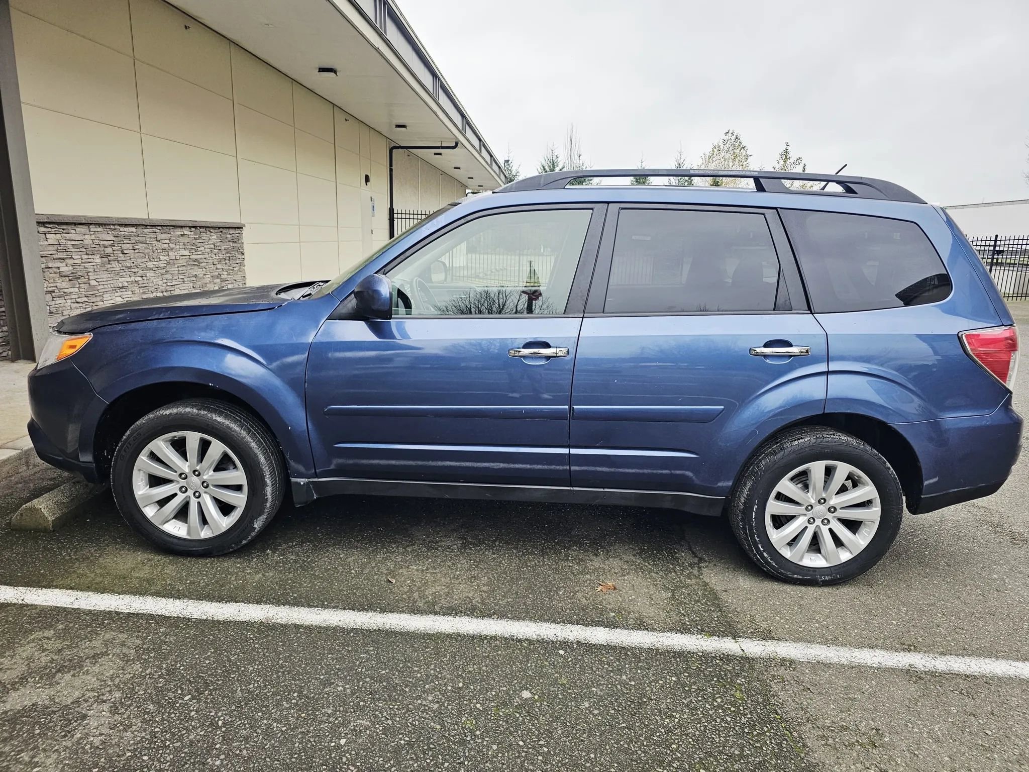 Used 2011 Subaru Forester 2.5X Premium w/ All-Weather Pkg AWD/4WD image 2