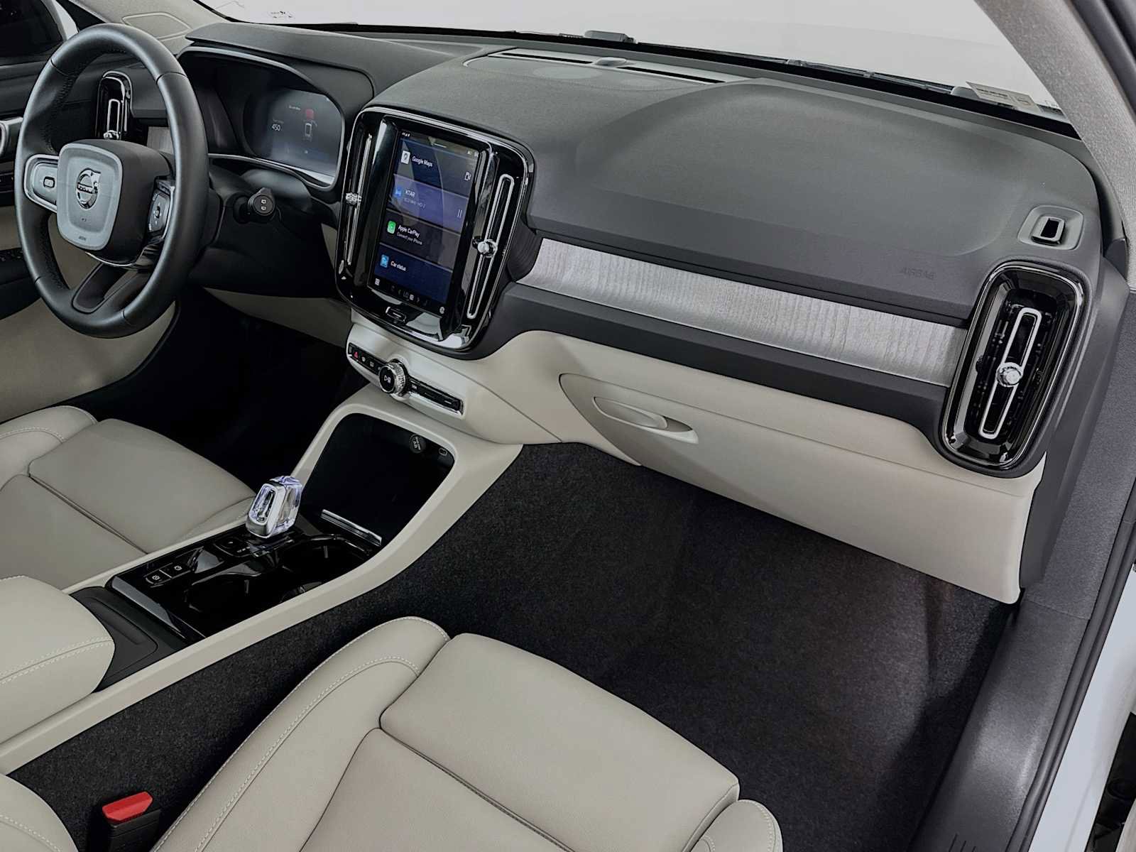 Used 2025 Volvo XC40 B5 Plus w/ Protection Package Premier image 28