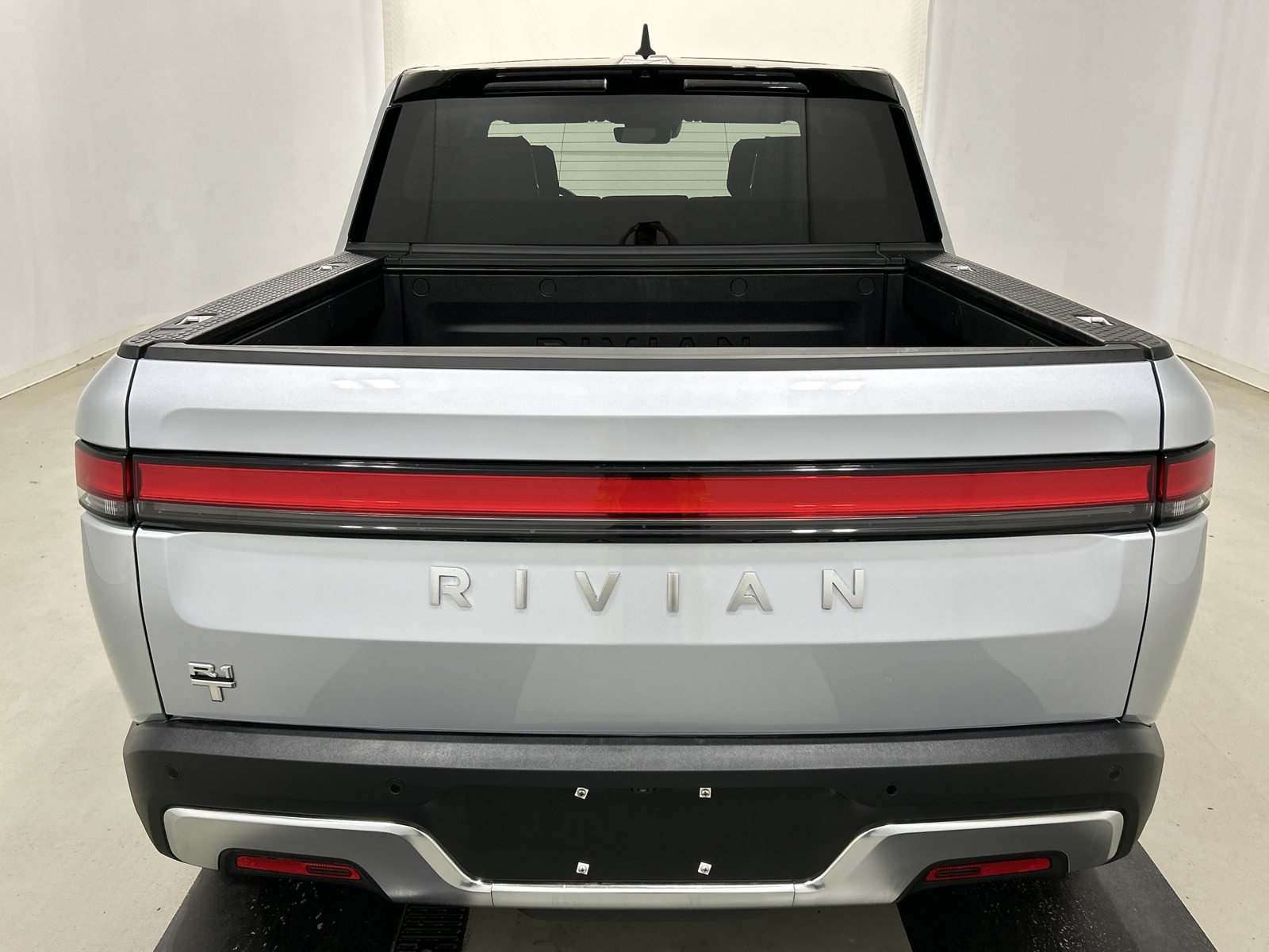 Used 2024 Rivian R1T Adventure Dual AWD/4WD image 4