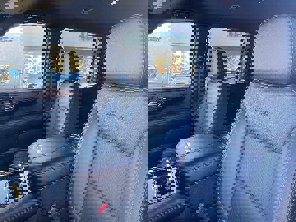 Used 2025 GMC Yukon XL Denali image 27