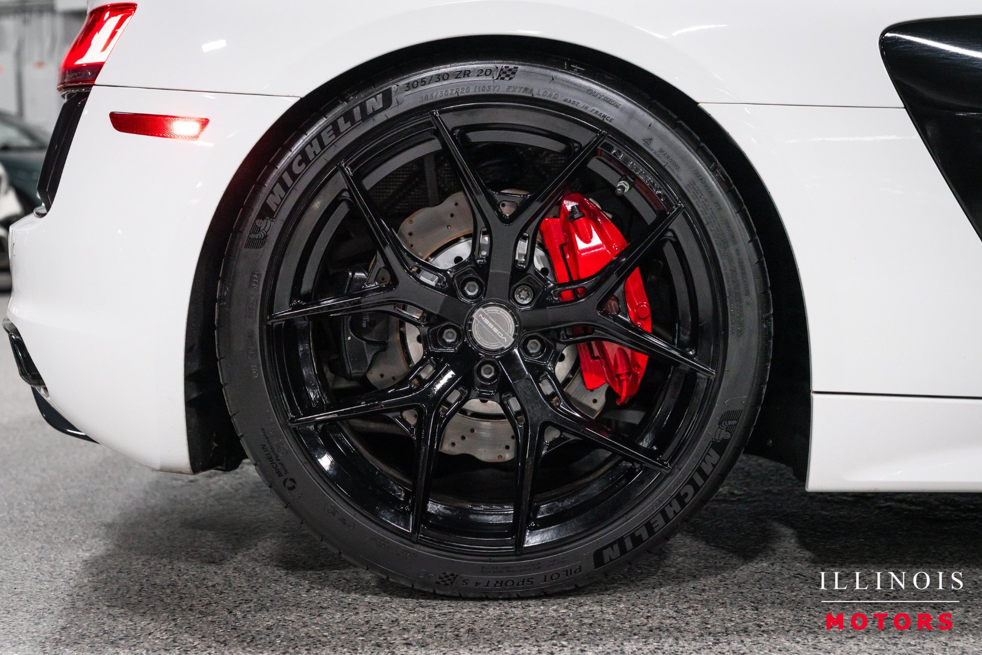 Used 2018 Audi R8 V10 w/ Premium Package RWD image 11