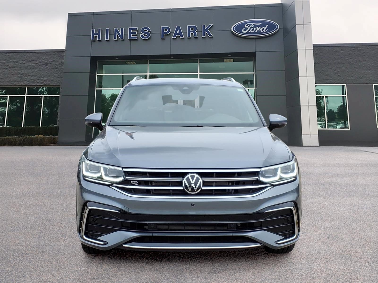 Used 2022 Volkswagen Tiguan SEL R-Line AWD/4WD image 2