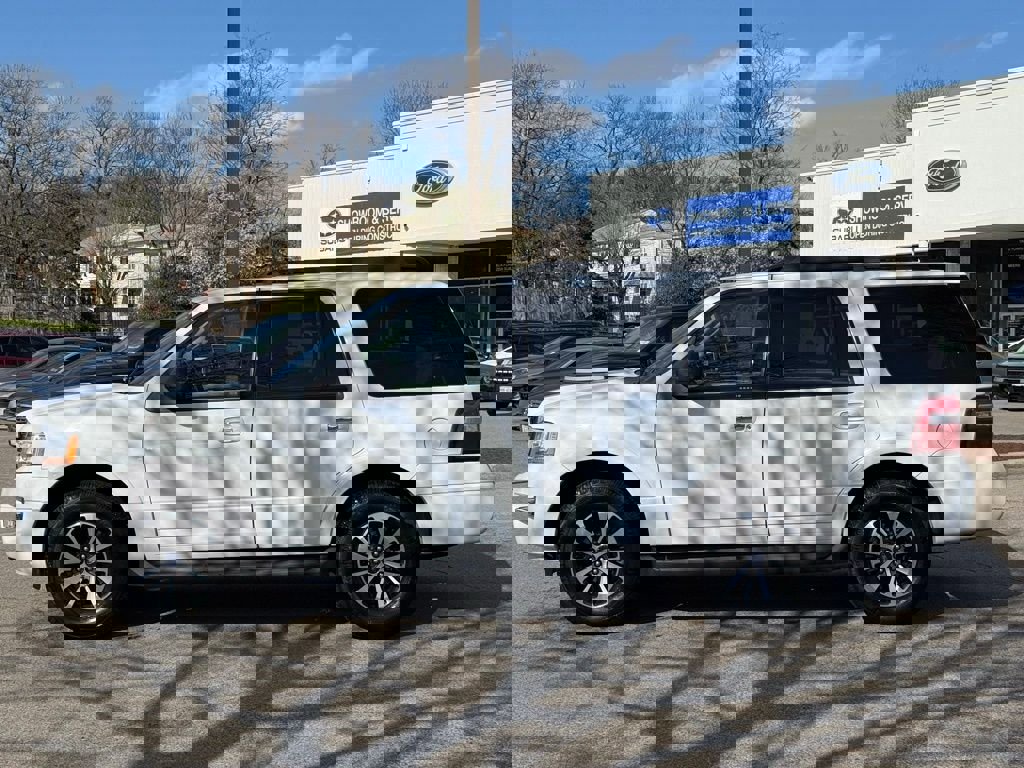 Used 2015 Ford Expedition XLT image 9