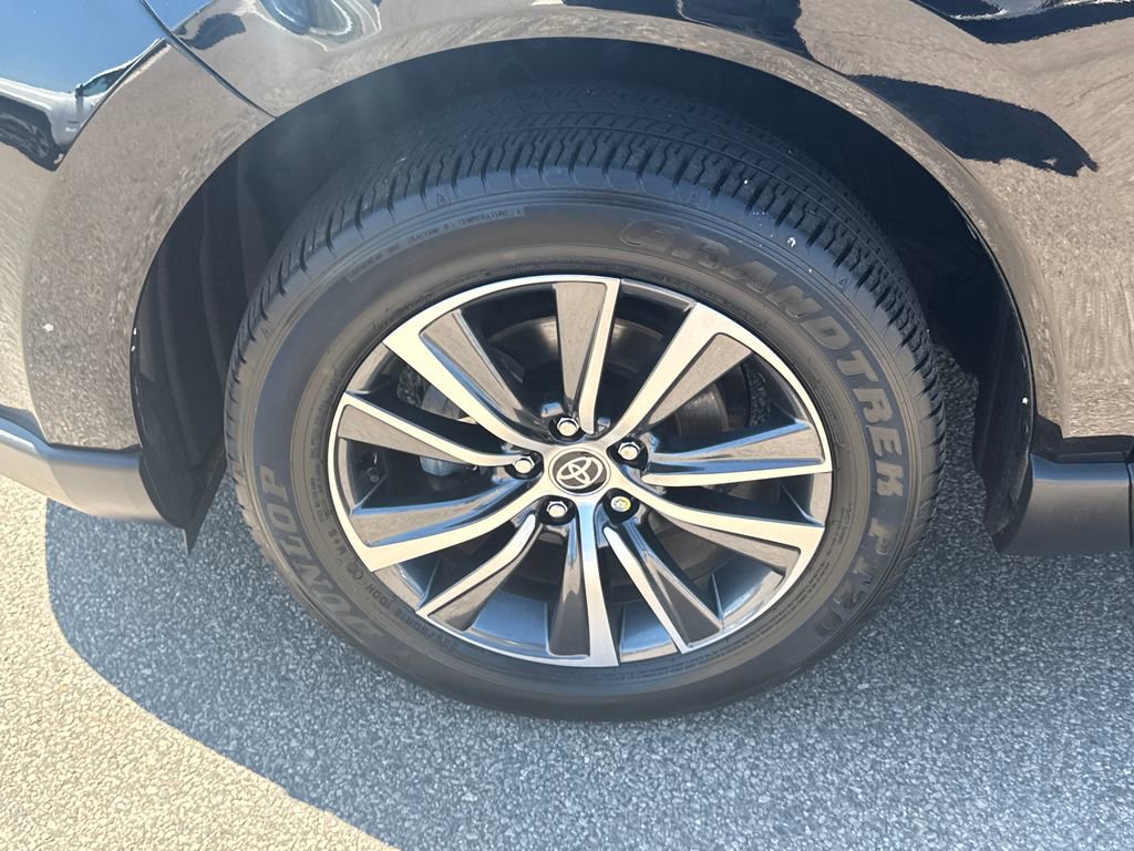 Used 2023 Toyota Venza LE AWD/4WD image 38