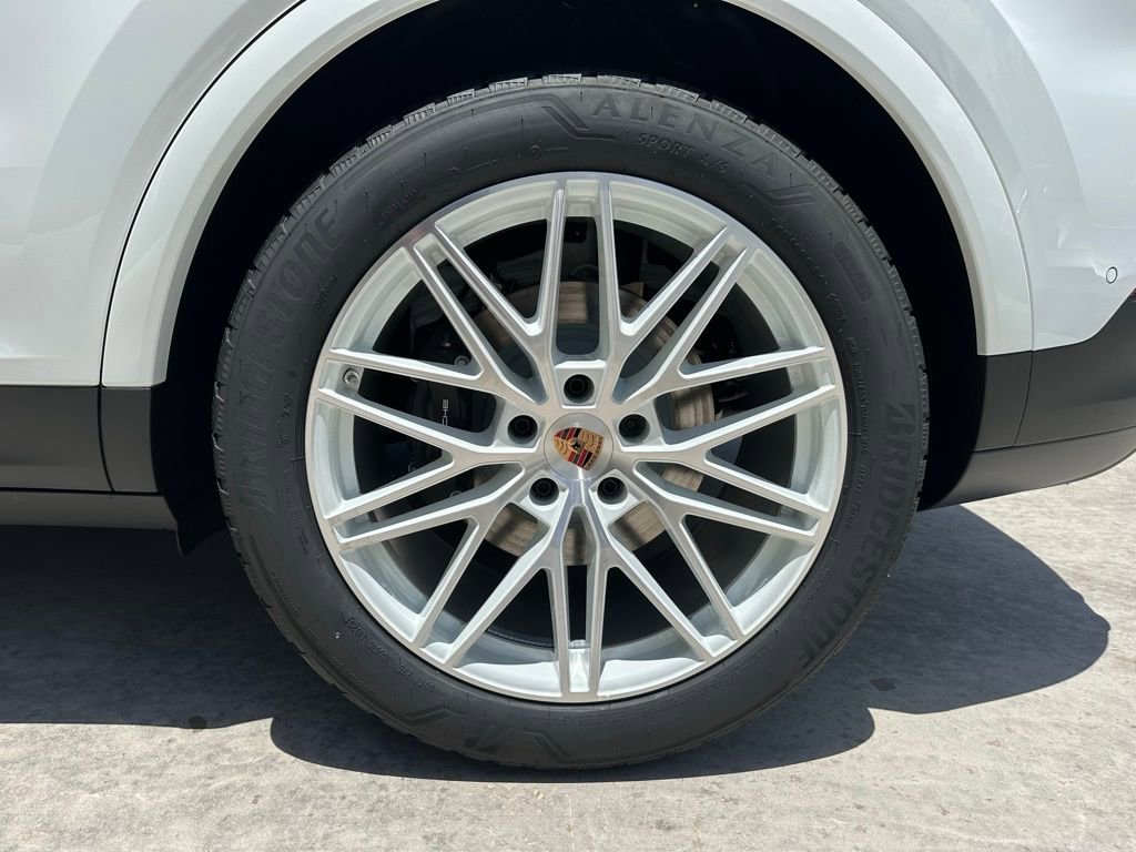 Used 2025 Porsche Cayenne image 41