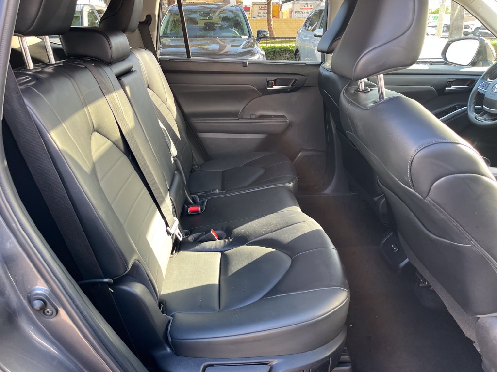 Used 2022 Toyota Highlander XLE FWD image 35