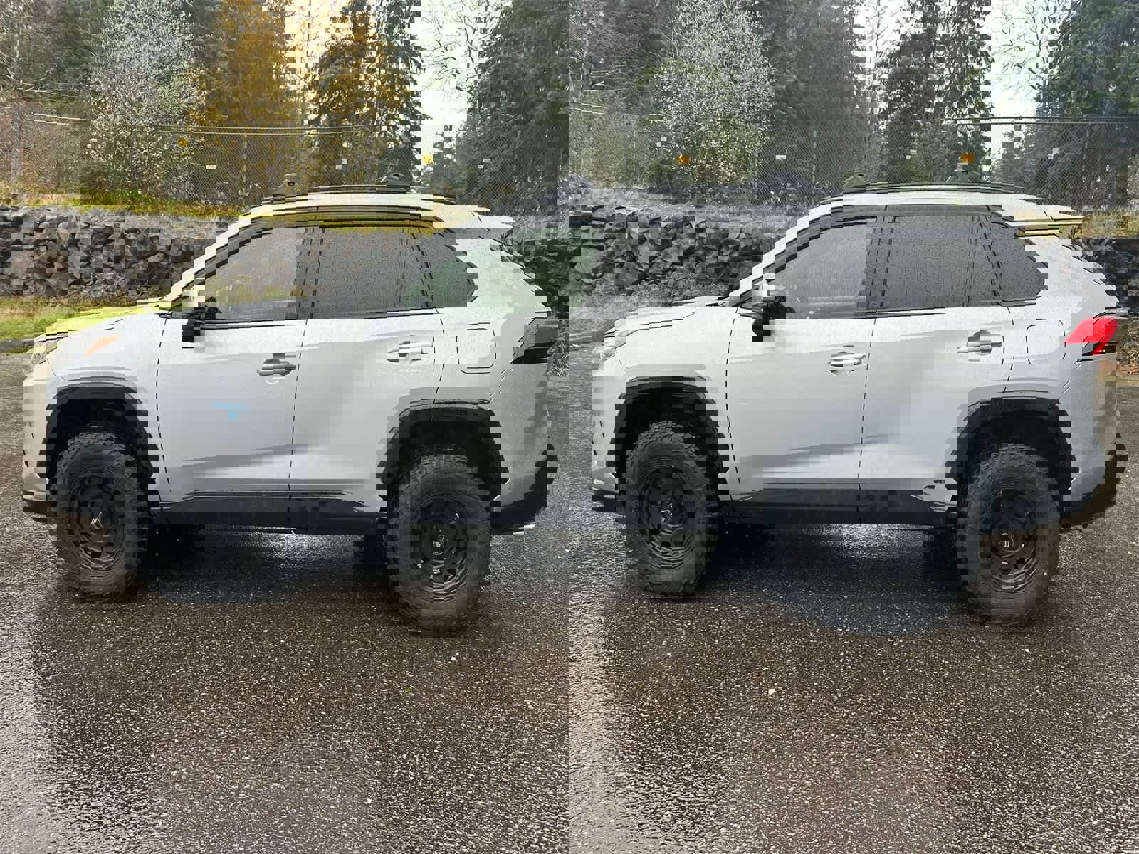 Used 2022 Toyota RAV4 SE image 2