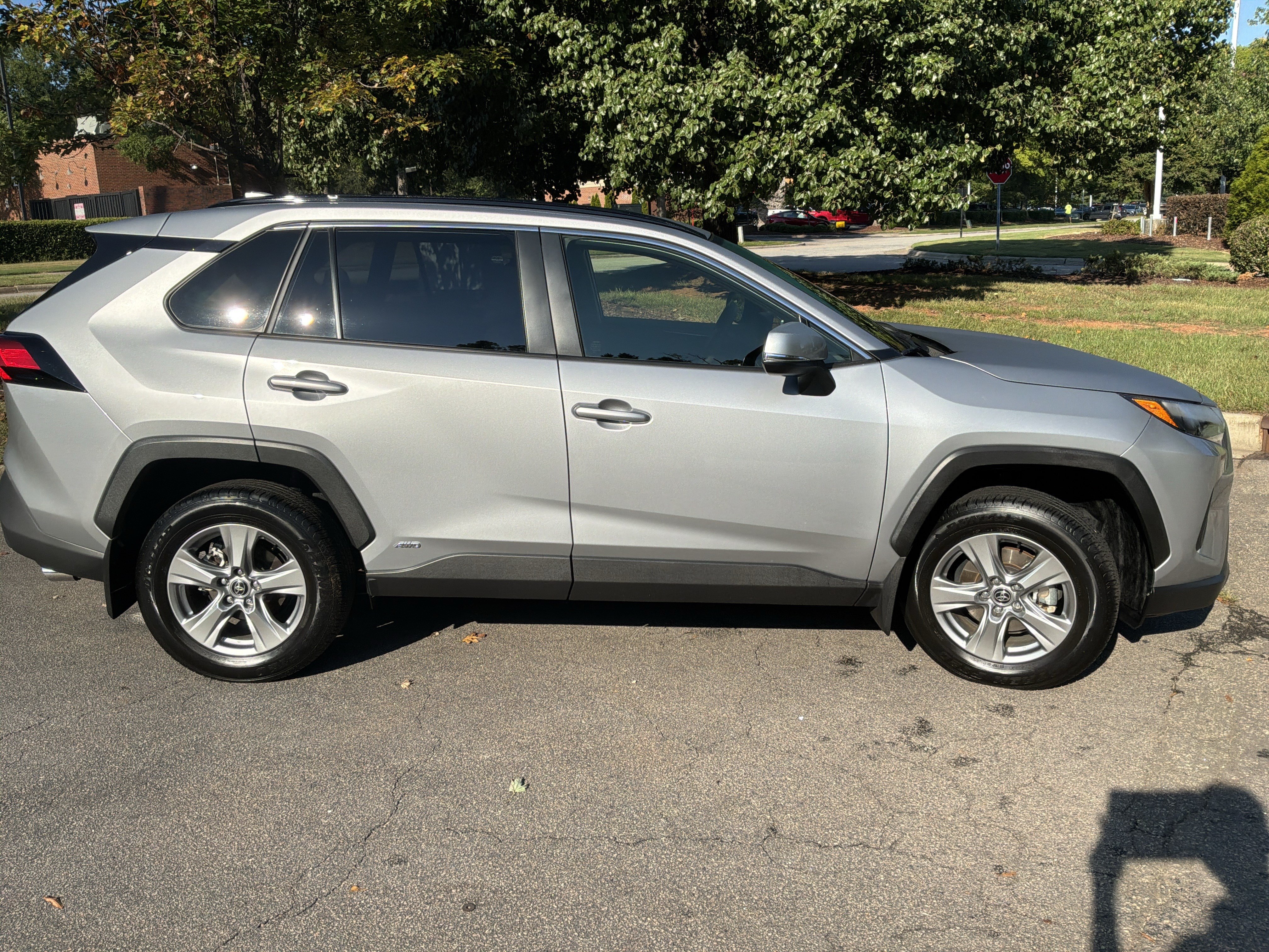 Used 2025 Toyota RAV4 LE AWD/4WD image 11