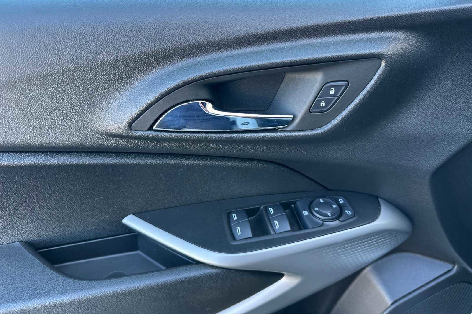 Used 2024 Chevrolet Trax RS w/ Sunroof Package image 11