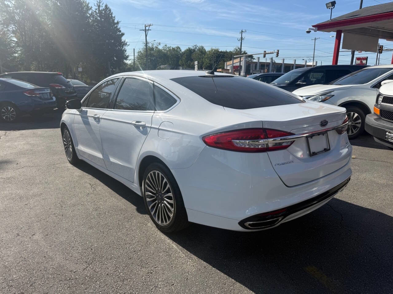 Used 2017 Ford Fusion SE FWD image 2