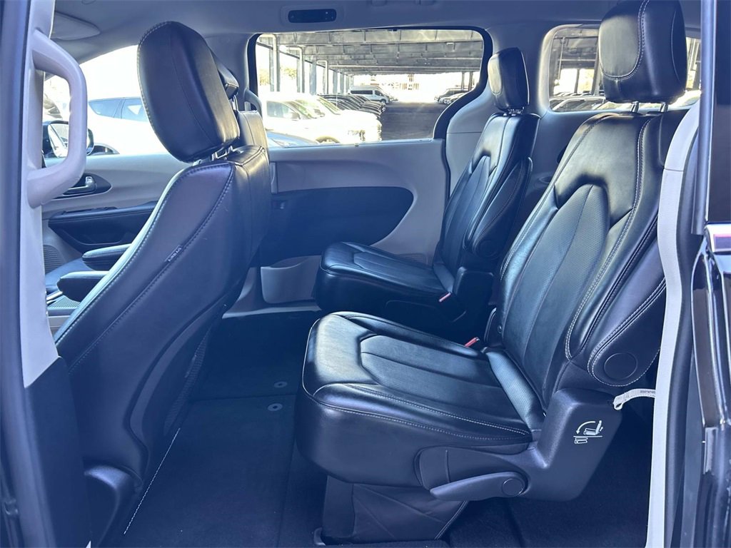 Used 2024 Chrysler Pacifica Touring-L image 12