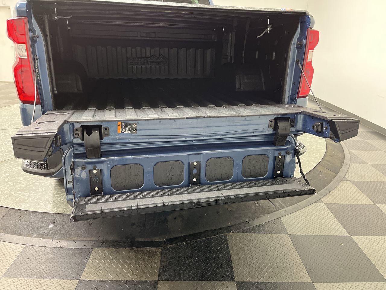 Certified 2024 Chevrolet Silverado 1500 High Country w/ Technology Package image 37