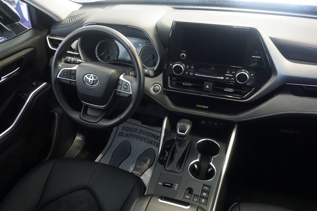 Used 2025 Toyota Highlander XLE AWD/4WD image 31