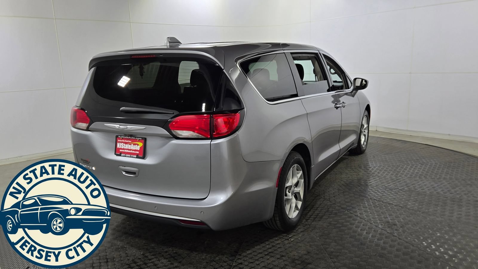 Used 2019 Chrysler Pacifica Touring Plus w/ Tire & Wheel Group FWD image 7