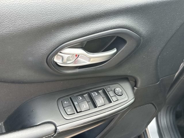 Used 2014 Jeep Cherokee Latitude w/ Cold Weather Group AWD/4WD image 9