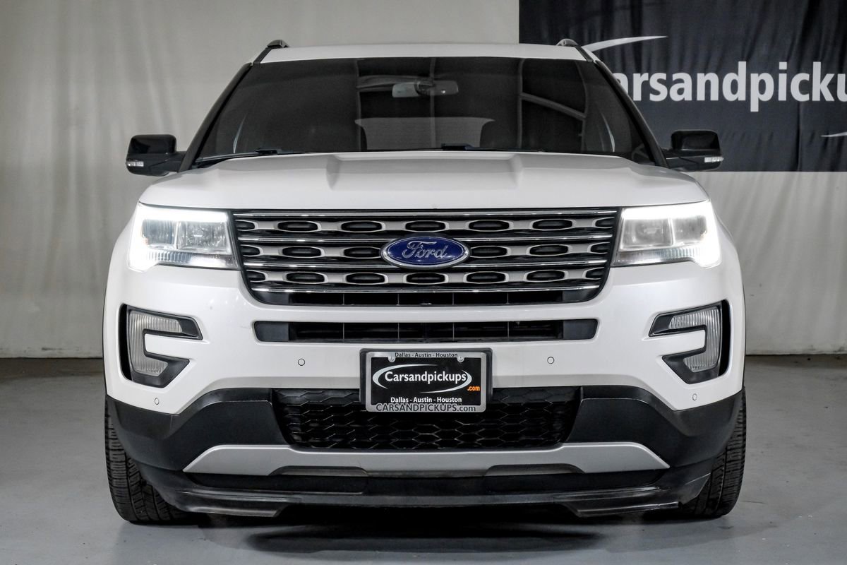 Used 2017 Ford Explorer XLT w/ Equipment Group 202A FWD image 3
