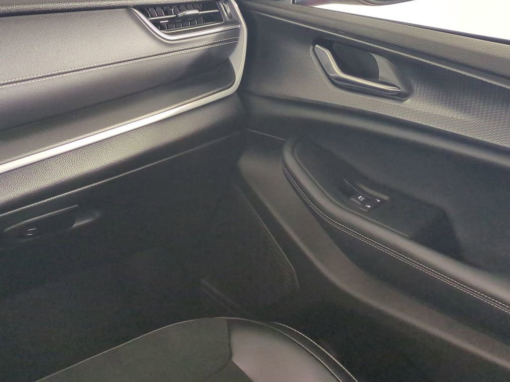 Used 2024 Jeep Grand Cherokee Altitude image 20