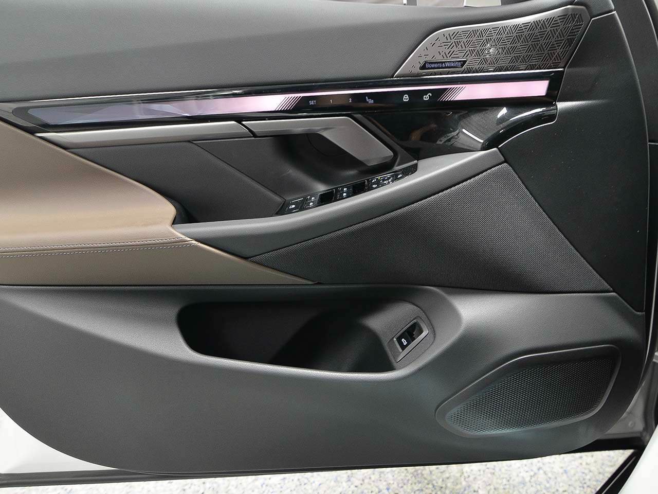 New 2027 BMW 550e xDrive AWD/4WD image 6