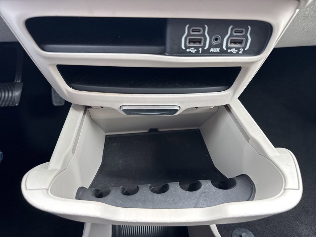 Used 2023 Chrysler Voyager LX image 34