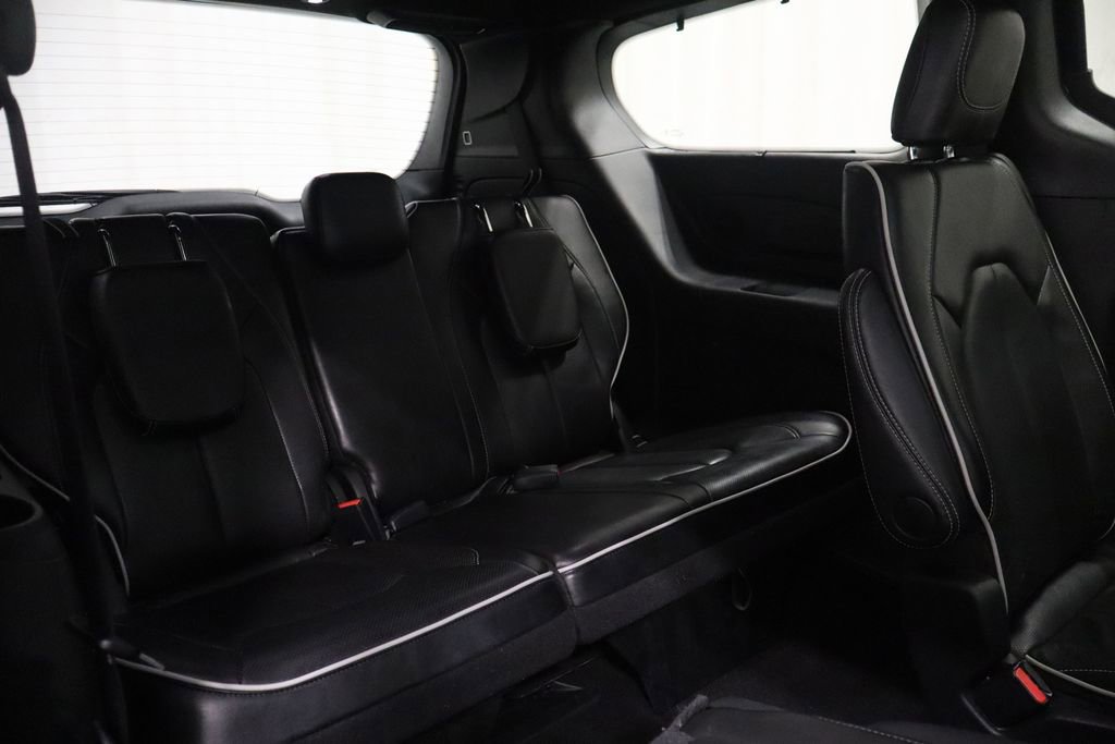 Used 2025 Chrysler Pacifica Limited image 17