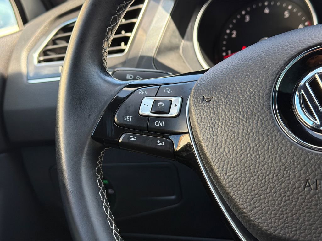 Used 2018 Volkswagen Tiguan SEL w/ R-Line Package image 23