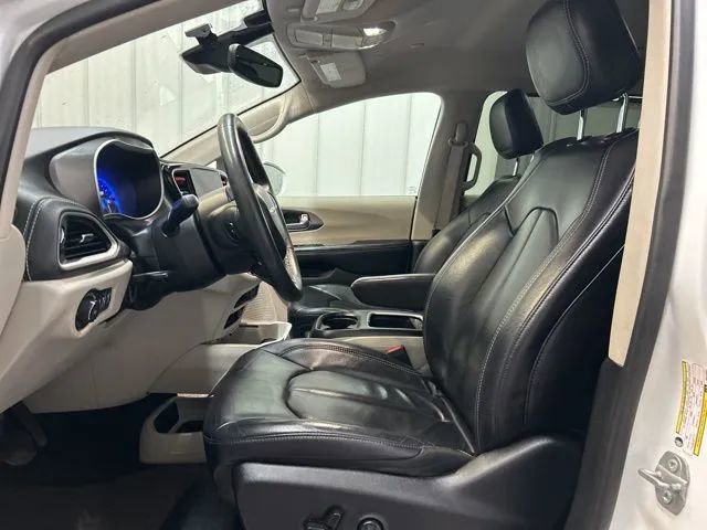 Used 2022 Chrysler Pacifica Touring-L image 17