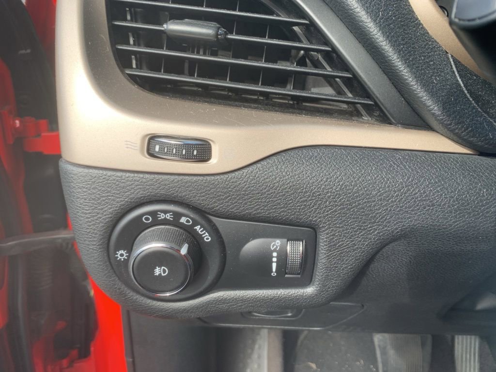 Used 2018 Jeep Cherokee Latitude w/ Altitude Package image 15