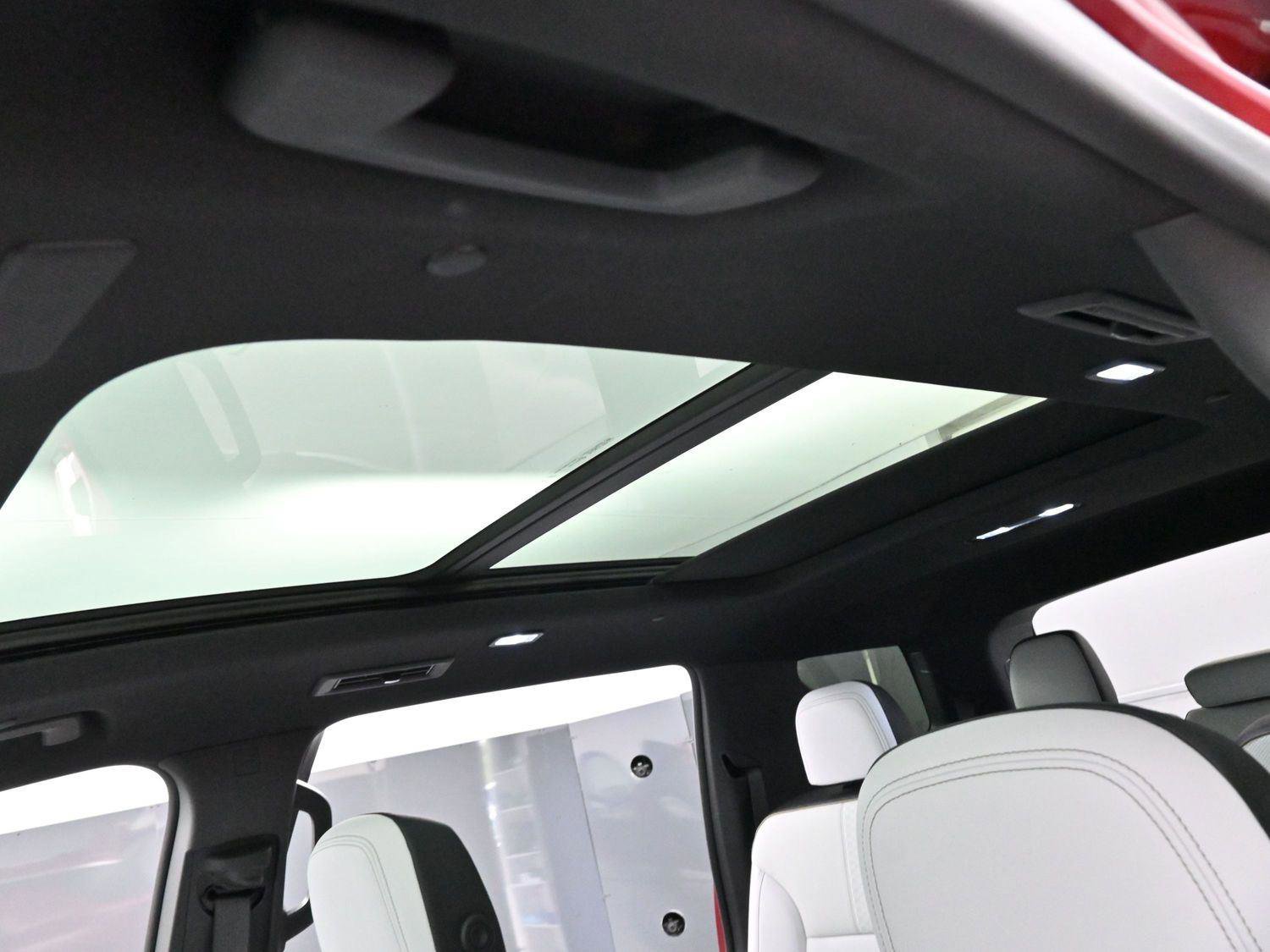 Used 2025 Chevrolet Traverse High Country image 31