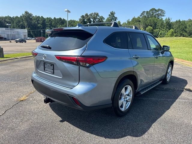 Used 2021 Toyota Highlander LE FWD image 3
