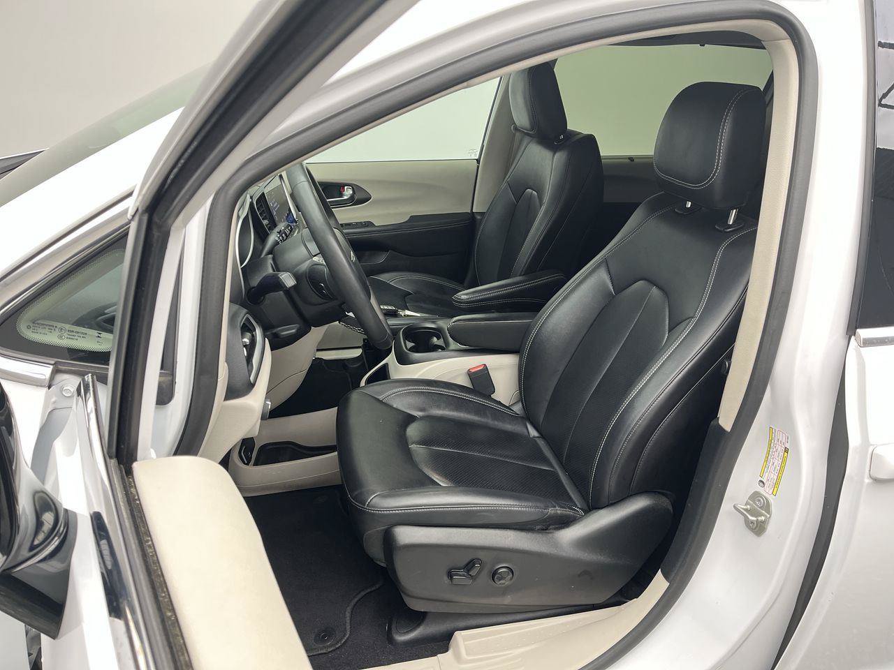 Used 2024 Chrysler Pacifica Touring-L FWD image 8