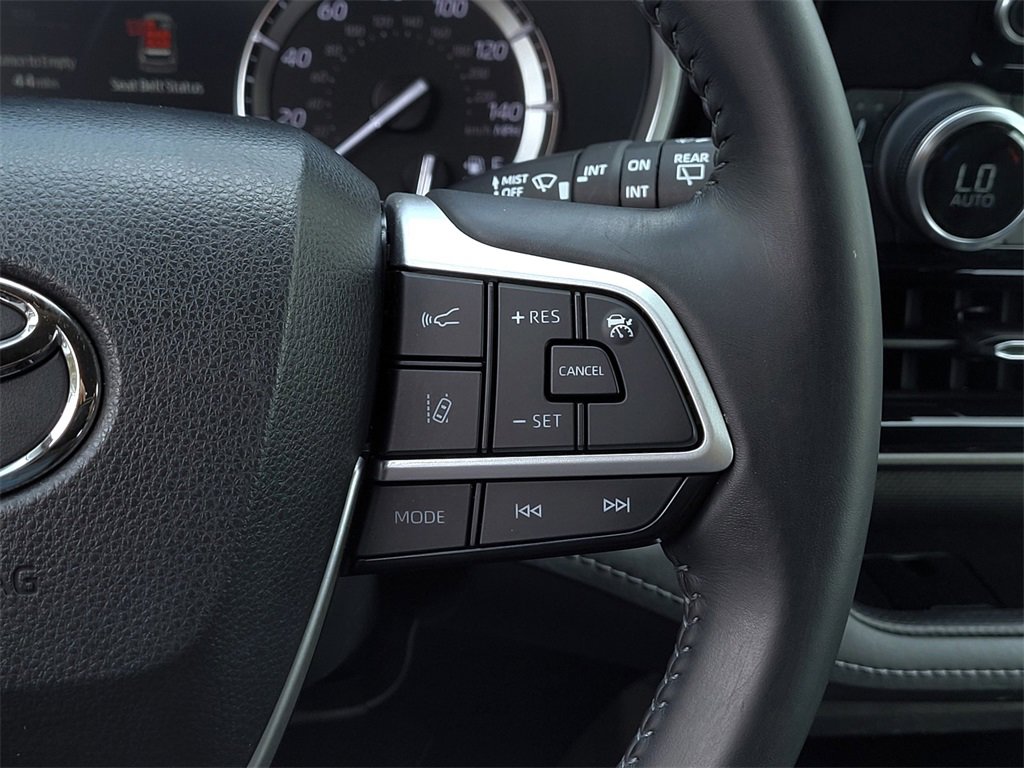 Used 2022 Toyota Highlander XLE image 24