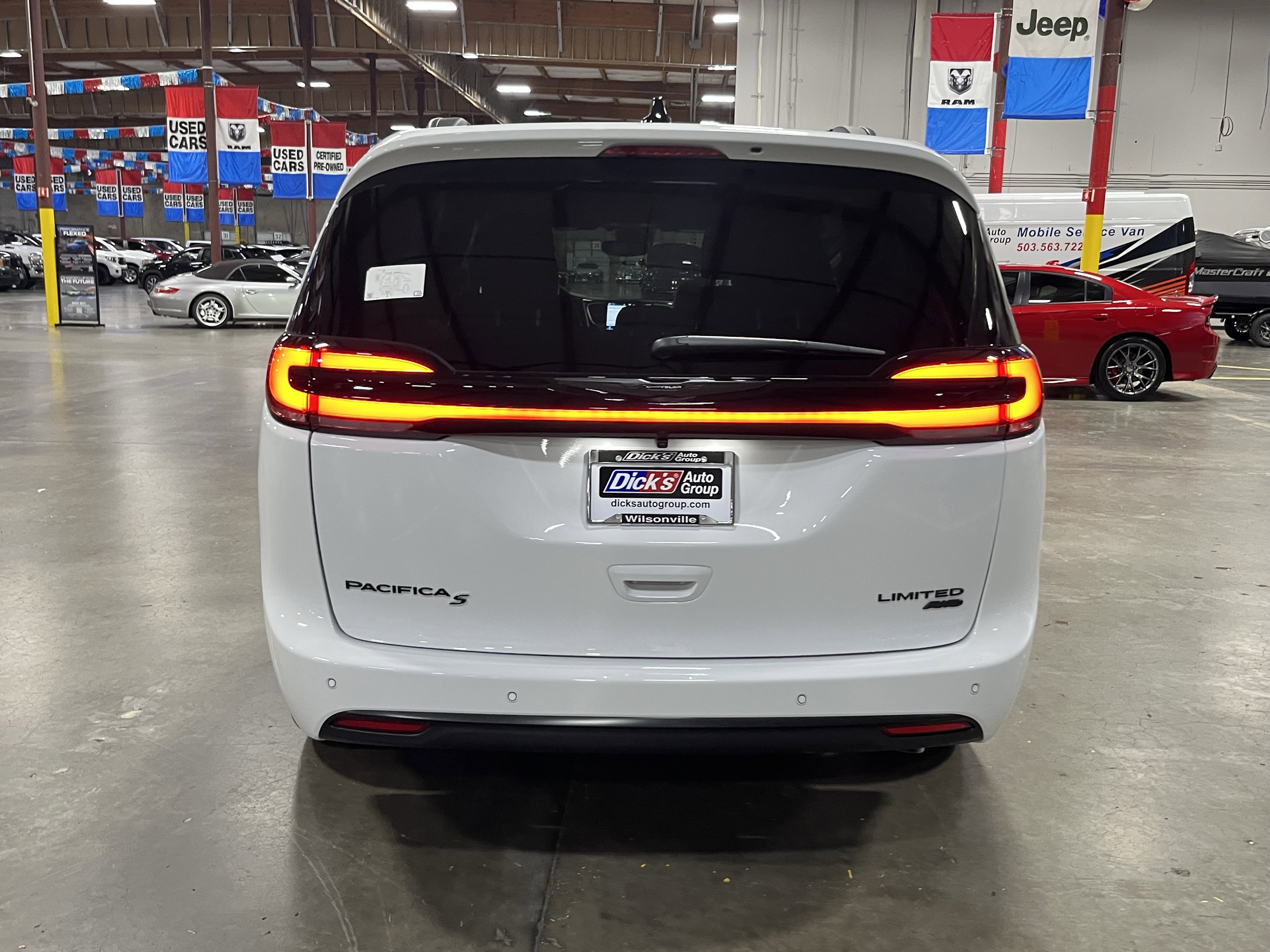 New 2026 Chrysler Pacifica Limited w/ Uconnect Theater Family Group image 4