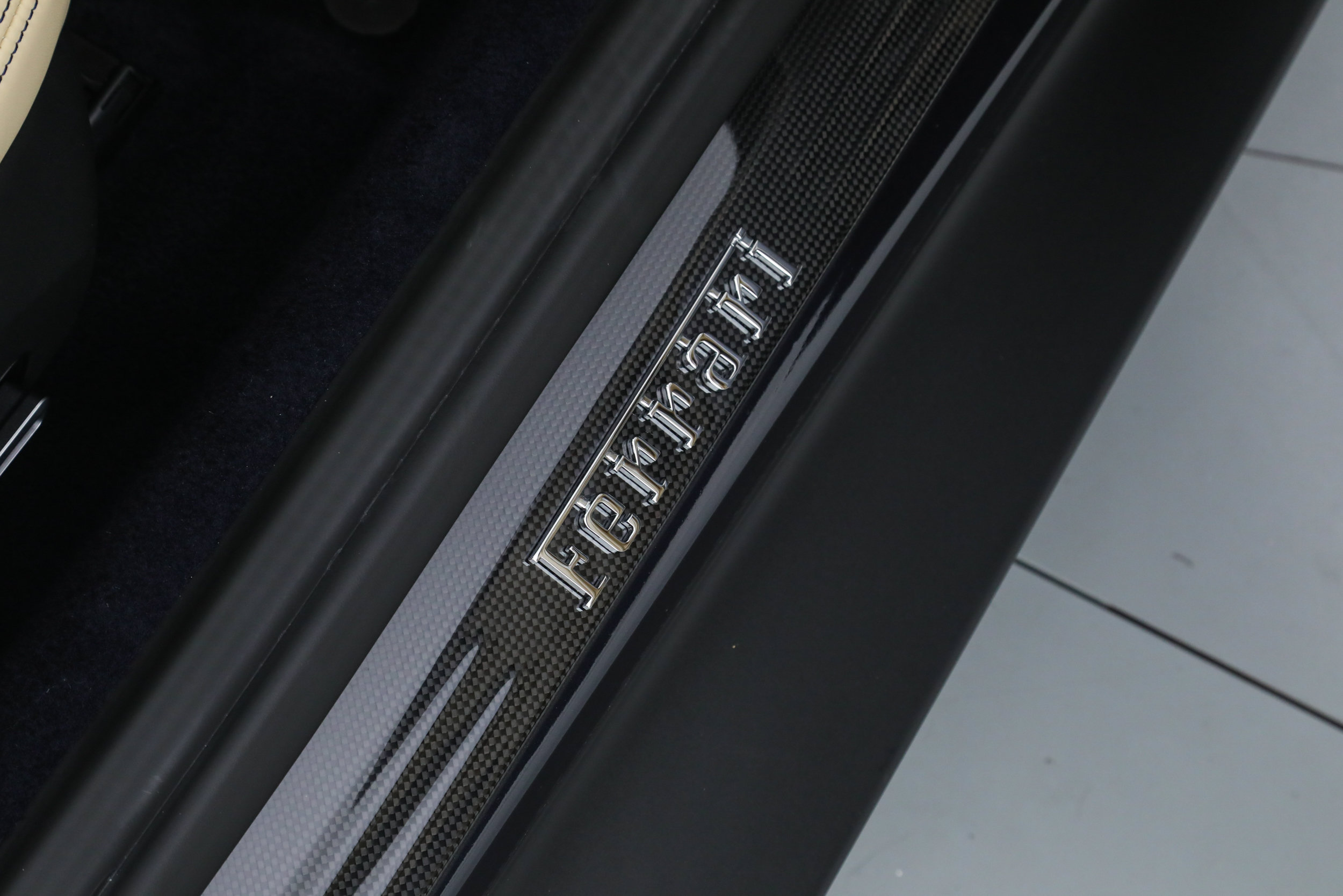 Certified 2025 Ferrari Roma Spider RWD image 25