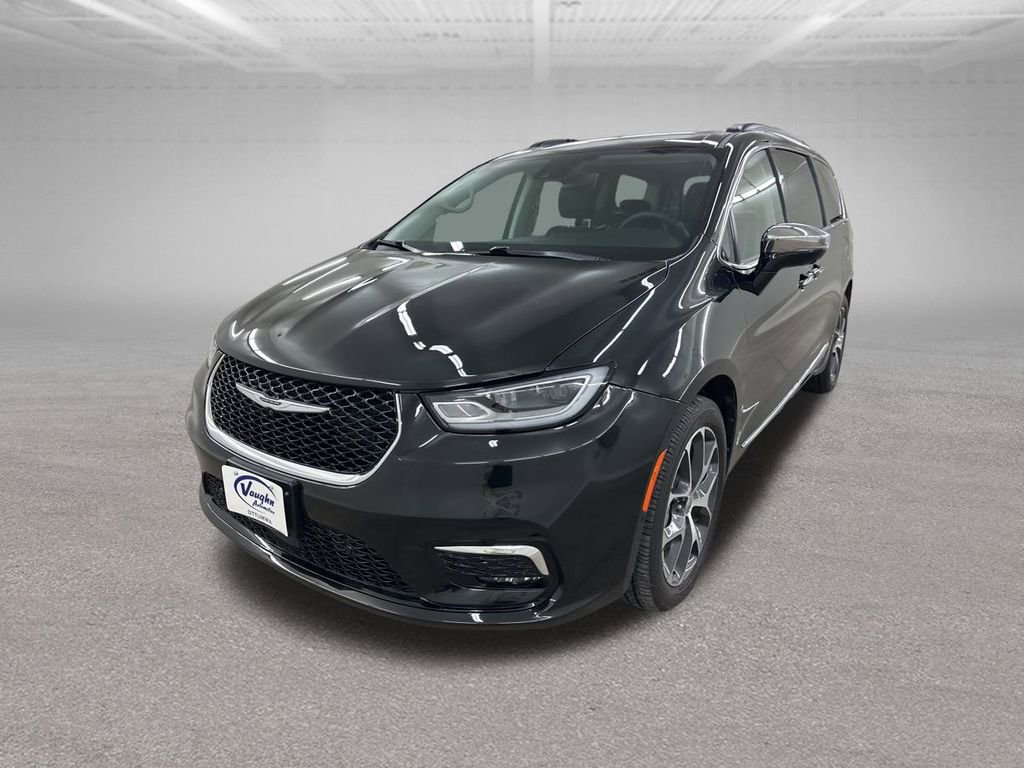 Used 2022 Chrysler Pacifica Limited w/ Uconnect Theater Family Group image 7
