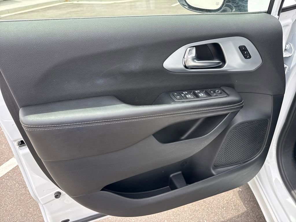Used 2026 Chrysler Pacifica Limited FWD image 12