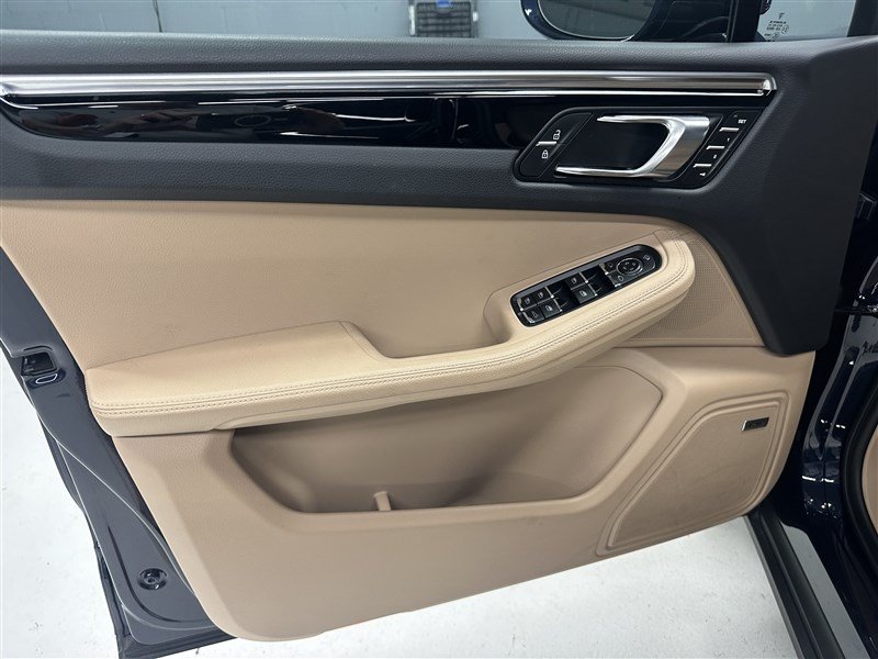 Used 2023 Porsche Macan AWD/4WD image 19