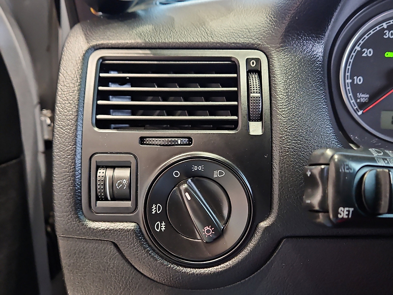 Used 2004 Volkswagen R32 image 19