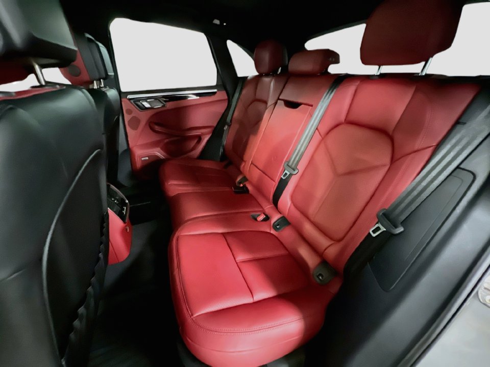 Certified 2025 Porsche Macan AWD/4WD image 24